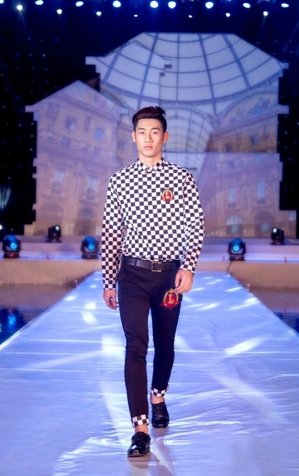 Nguyễn Oanh lạnh lùng catwalk giữa dàn Next Top Model 5