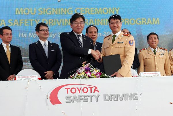 Toyota hợp tác đào tạo lái xe an toàn với bộ Công an