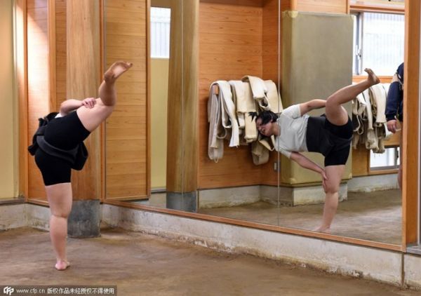 Phụ nữ Nhật Bản tập môn vật sumo 6