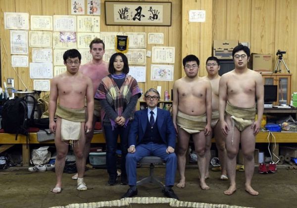 Phụ nữ Nhật Bản tập môn vật sumo 8