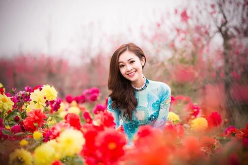 MC Thùy Linh xinh đẹp bên sắc hoa đào 18