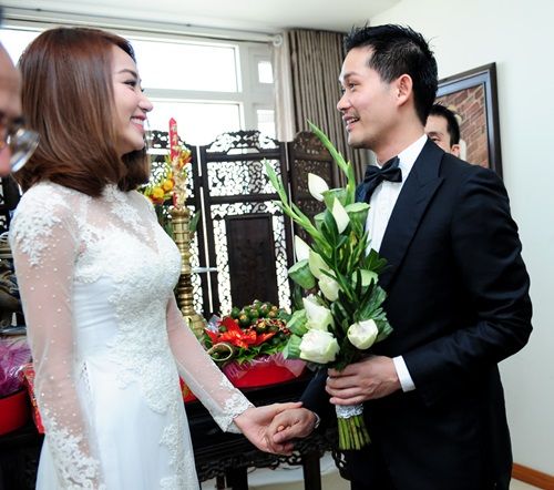Hot: Ngân Khánh tình cảm hôn ông xã trong ngày ăn hỏi 36