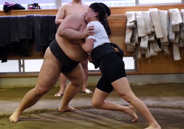 Phụ nữ Nhật Bản tập môn vật sumo 2