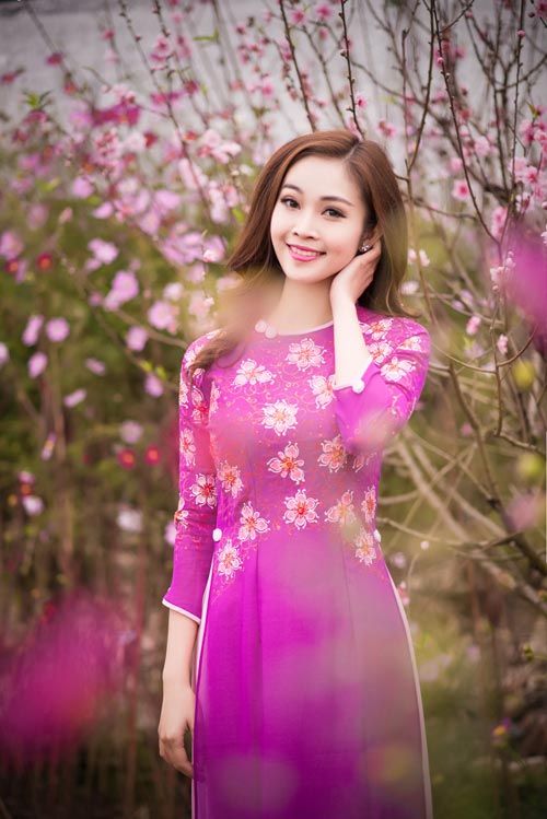 MC Thùy Linh xinh đẹp bên sắc hoa đào 3