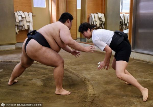 Phụ nữ Nhật Bản tập môn vật sumo 5