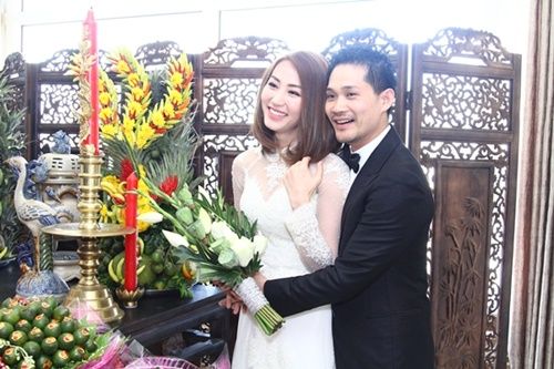 Hot: Ngân Khánh tình cảm hôn ông xã trong ngày ăn hỏi 57