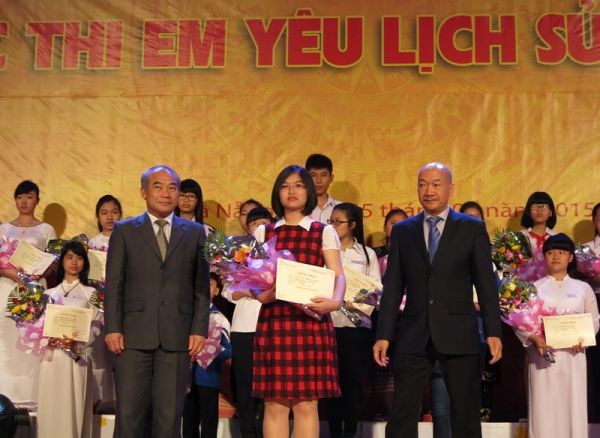 Trao giải thưởng cuộc thi Em yêu lịch sử Việt Nam 3