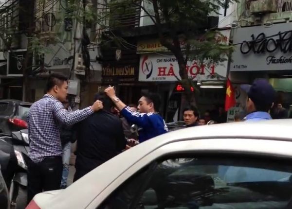 “Chở” cảnh sát trên capô, tài xế taxi bị đánh giữa phố 6