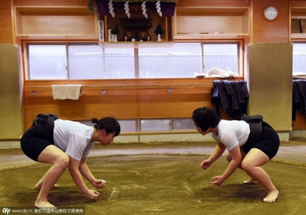 Phụ nữ Nhật Bản tập môn vật sumo 3