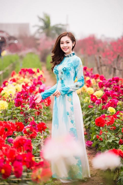 MC Thùy Linh xinh đẹp bên sắc hoa đào 12