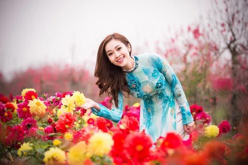 MC Thùy Linh xinh đẹp bên sắc hoa đào 15