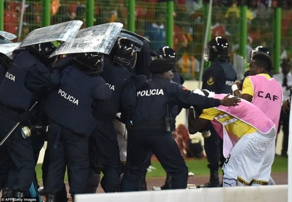 Cảnh sát dùng trực thăng dẹp bạo lực ở CAN 2015 6