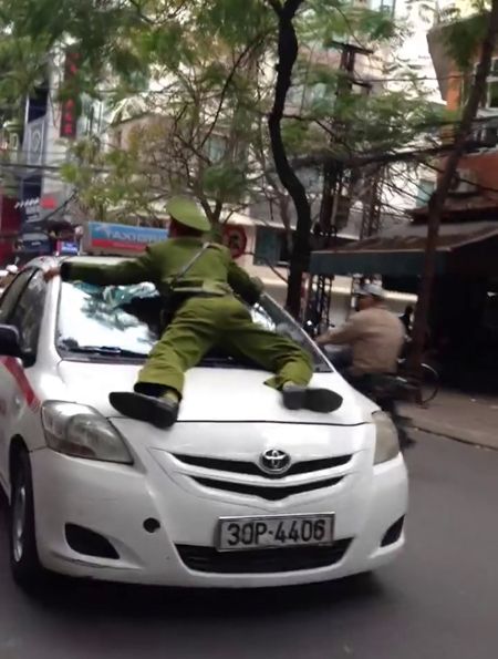 “Chở” cảnh sát trên capô, tài xế taxi bị đánh giữa phố 3