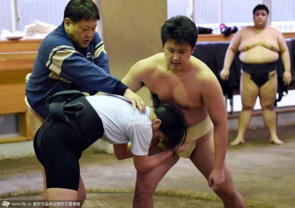 Phụ nữ Nhật Bản tập môn vật sumo 4