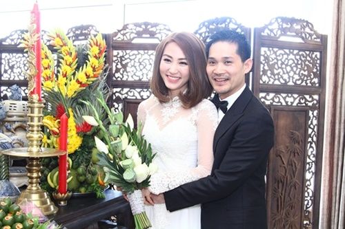 Hot: Ngân Khánh tình cảm hôn ông xã trong ngày ăn hỏi 54