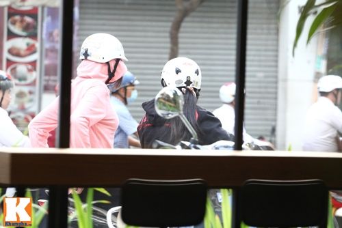 HH Diễm Hương giản dị ngồi xe máy đi mua hoa Tết 27