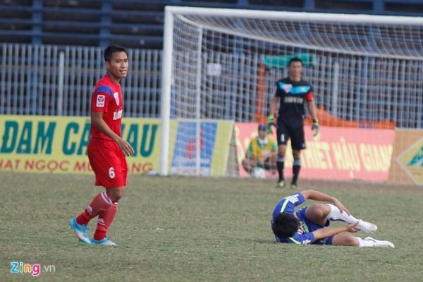 Cần Thơ 3-0 HAGL: Văn Thắng lập hat-trick 12