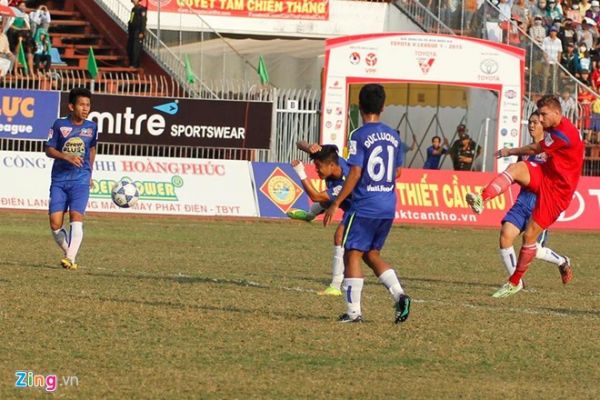 Cần Thơ 3-0 HAGL: Văn Thắng lập hat-trick 9