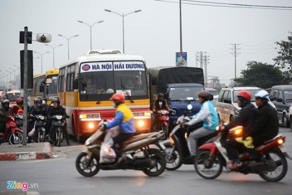 Phân luồng kỳ quặc gây ùn tắc nút giao Thanh Trì 10