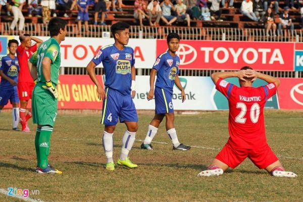 Cần Thơ 3-0 HAGL: Văn Thắng lập hat-trick 18