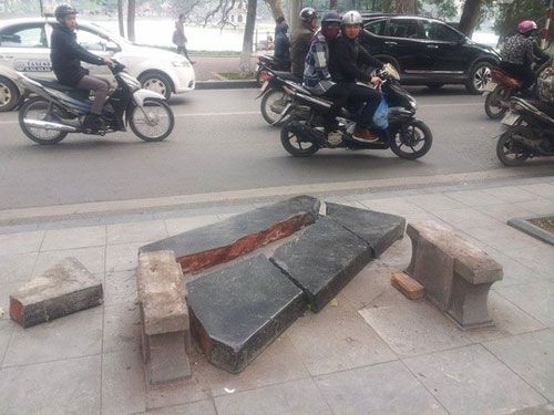 Hà Nội: Ghế đá cổ hơn 100 năm bên Hồ Gươm vỡ tan tành 3