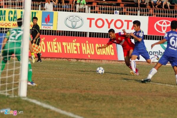 Cần Thơ 3-0 HAGL: Văn Thắng lập hat-trick 16