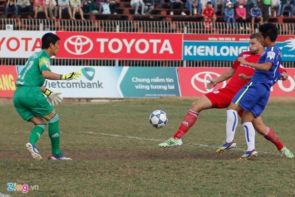 Cần Thơ 3-0 HAGL: Văn Thắng lập hat-trick 15