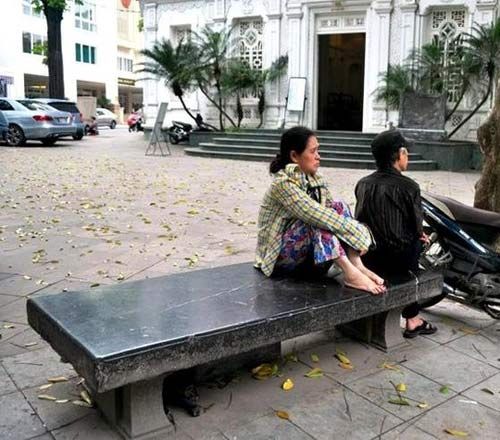 Hà Nội: Ghế đá cổ hơn 100 năm bên Hồ Gươm vỡ tan tành 12