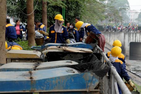 Hàng trăm công nhân lội bùn chịu rét làm sạch “sông chết” những ngày cuối năm 11