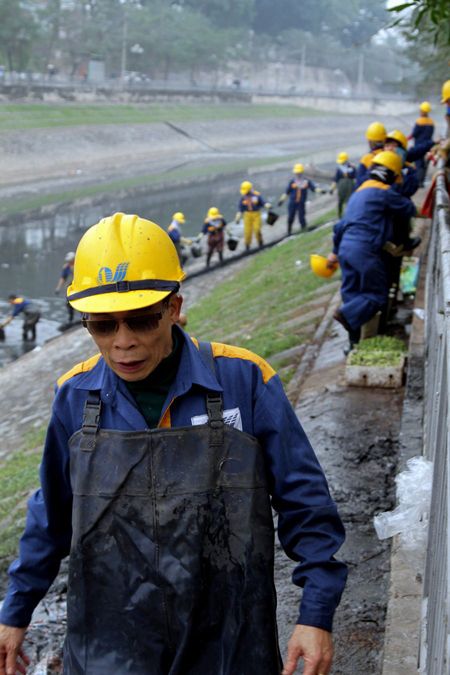 Hàng trăm công nhân lội bùn chịu rét làm sạch “sông chết” những ngày cuối năm 8