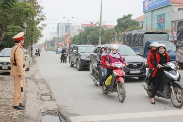 Những “bông hồng vàng” điều khiển giao thông ngày giá rét 2