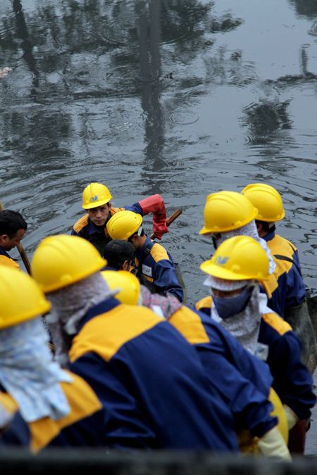 Hàng trăm công nhân lội bùn chịu rét làm sạch “sông chết” những ngày cuối năm 7