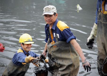 Hàng trăm công nhân lội bùn chịu rét làm sạch “sông chết” những ngày cuối năm 5