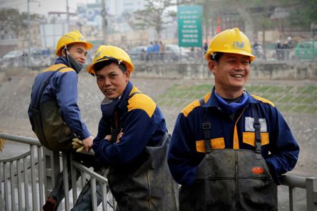 Hàng trăm công nhân lội bùn chịu rét làm sạch “sông chết” những ngày cuối năm 13