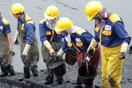 Hàng trăm công nhân lội bùn chịu rét làm sạch “sông chết” những ngày cuối năm 6