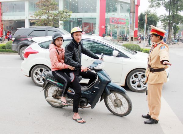 Những “bông hồng vàng” điều khiển giao thông ngày giá rét 3