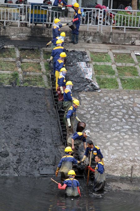 Hàng trăm công nhân lội bùn chịu rét làm sạch “sông chết” những ngày cuối năm 3