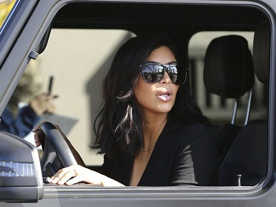 Kim Kardashian dịu dàng xuống phố sau bộ ảnh “nóng” 9