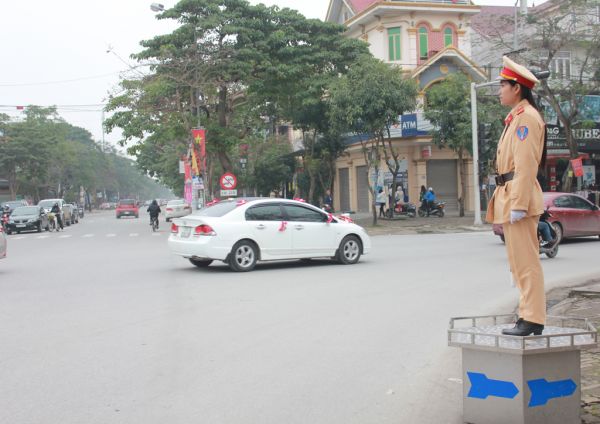 Những “bông hồng vàng” điều khiển giao thông ngày giá rét 7