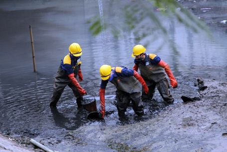 Hàng trăm công nhân lội bùn chịu rét làm sạch “sông chết” những ngày cuối năm 2