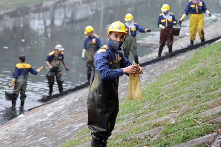 Hàng trăm công nhân lội bùn chịu rét làm sạch “sông chết” những ngày cuối năm 12