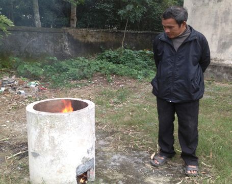 “Lão nông” chế tạo thành công lò đốt rác di động 3