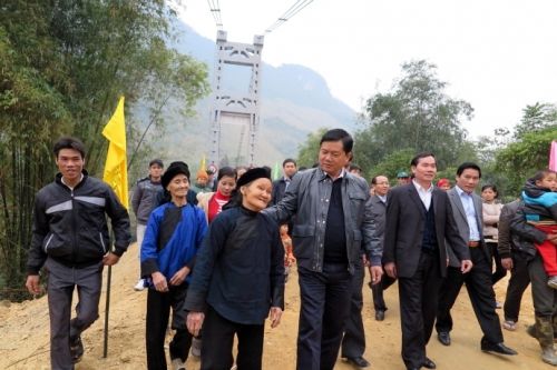 Có cầu treo mới, dân vây quanh Bộ trưởng nói lời cảm ơn 3