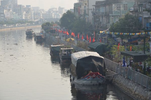 Nhộn nhịp chợ hoa “trên bến dưới thuyền” ở Sài Gòn 2