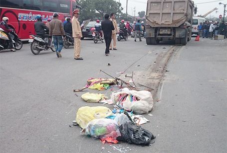 Hà Nội: Bị xe ben kéo lê 10m, một phụ nữ chết thảm 2