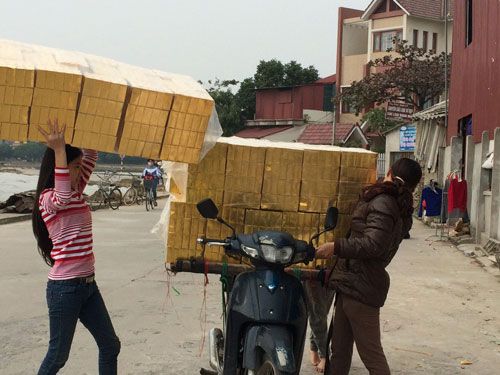 “Vàng thỏi 9999” chất đầy đường làng quê Đông Hồ 36