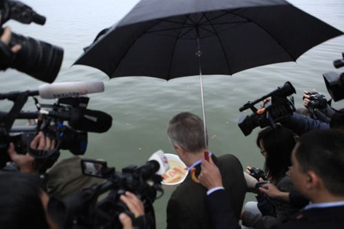 Đại sứ Mỹ thả cá chép tiễn ông Táo về trời ở HN 9