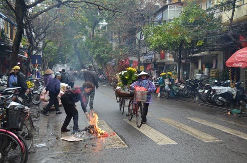 HN: Vỉa hè phố cổ “đỏ lửa” trong ngày tiễn ông Táo 33