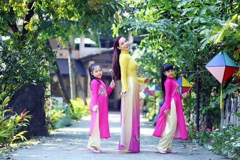 Gia đình Việt Hương, Thúy Hạnh, Bình Minh mặc áo dài du xuân 15