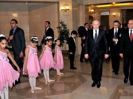 Ông Putin tặng súng AK cho Tổng thống Ai Cập 2